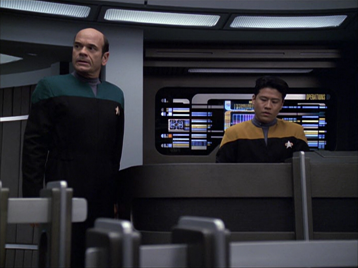extant_StarTrek_VOY_6x04-TinkerTenorDoctorSpy_02824.jpg