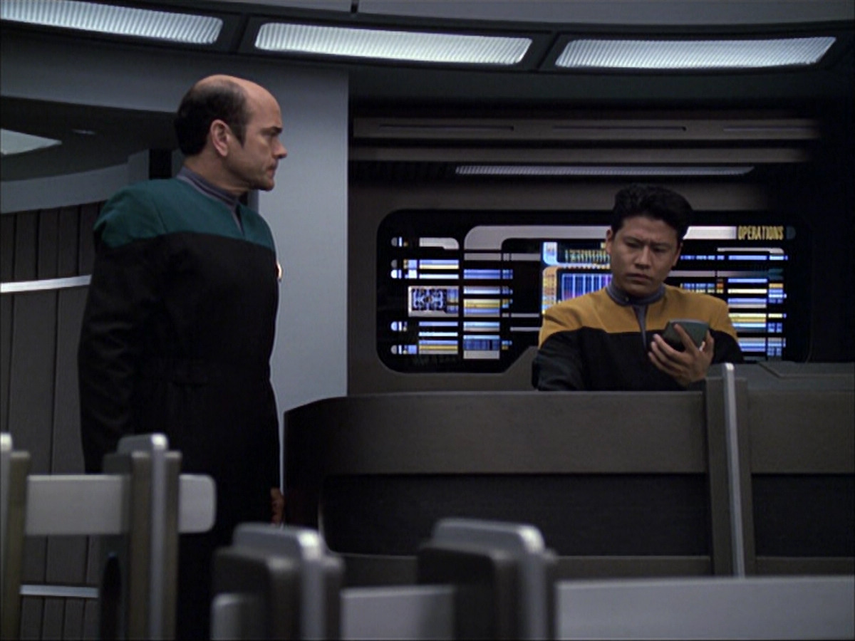 extant_StarTrek_VOY_6x04-TinkerTenorDoctorSpy_02828.jpg