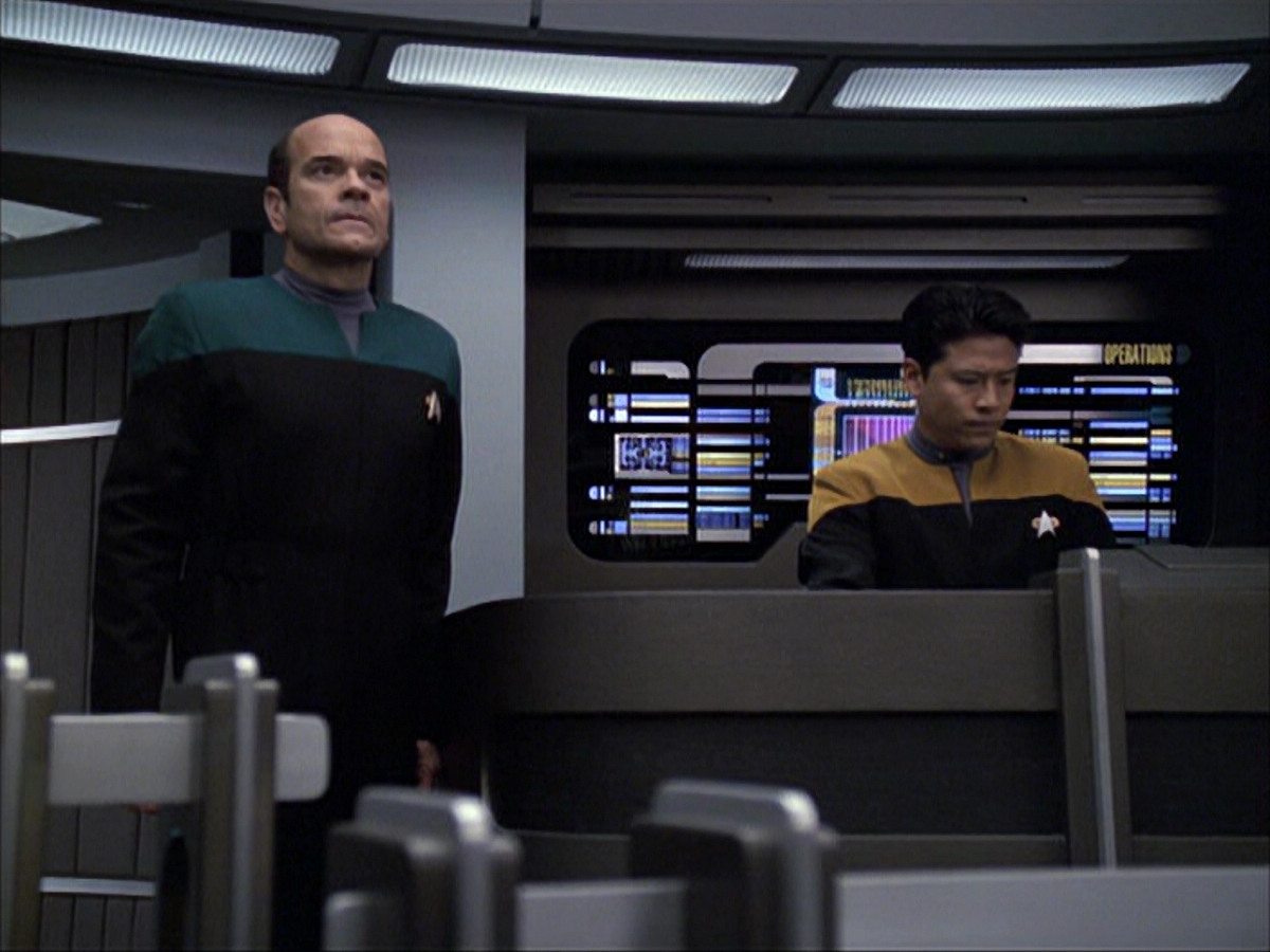 extant_StarTrek_VOY_6x04-TinkerTenorDoctorSpy_02842.jpg