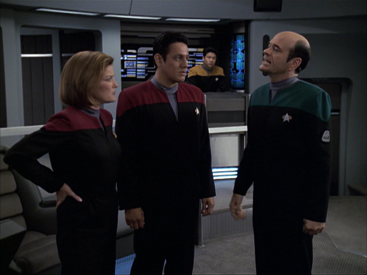 extant_StarTrek_VOY_6x04-TinkerTenorDoctorSpy_02866.jpg