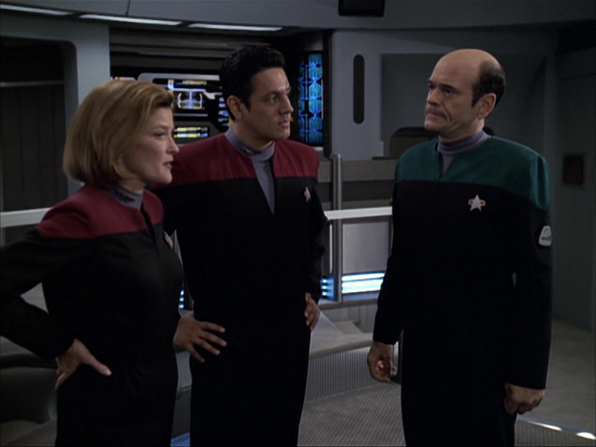 extant_StarTrek_VOY_6x04-TinkerTenorDoctorSpy_02880.jpg