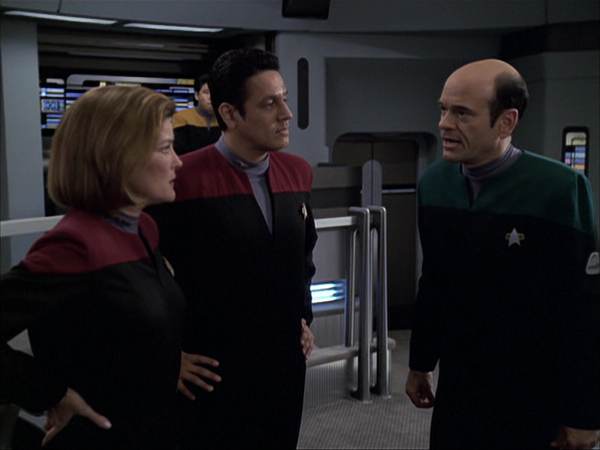 extant_StarTrek_VOY_6x04-TinkerTenorDoctorSpy_02883.jpg