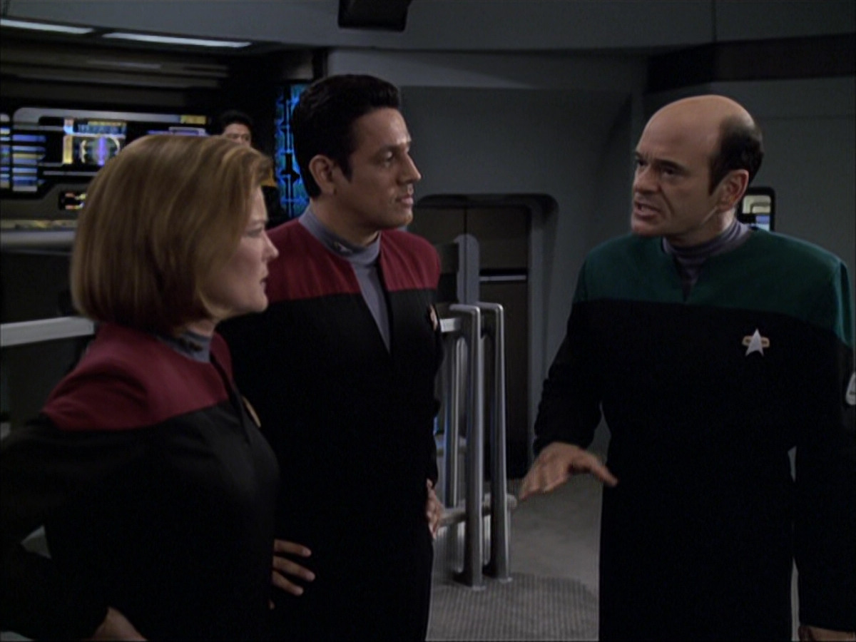 extant_StarTrek_VOY_6x04-TinkerTenorDoctorSpy_02885.jpg