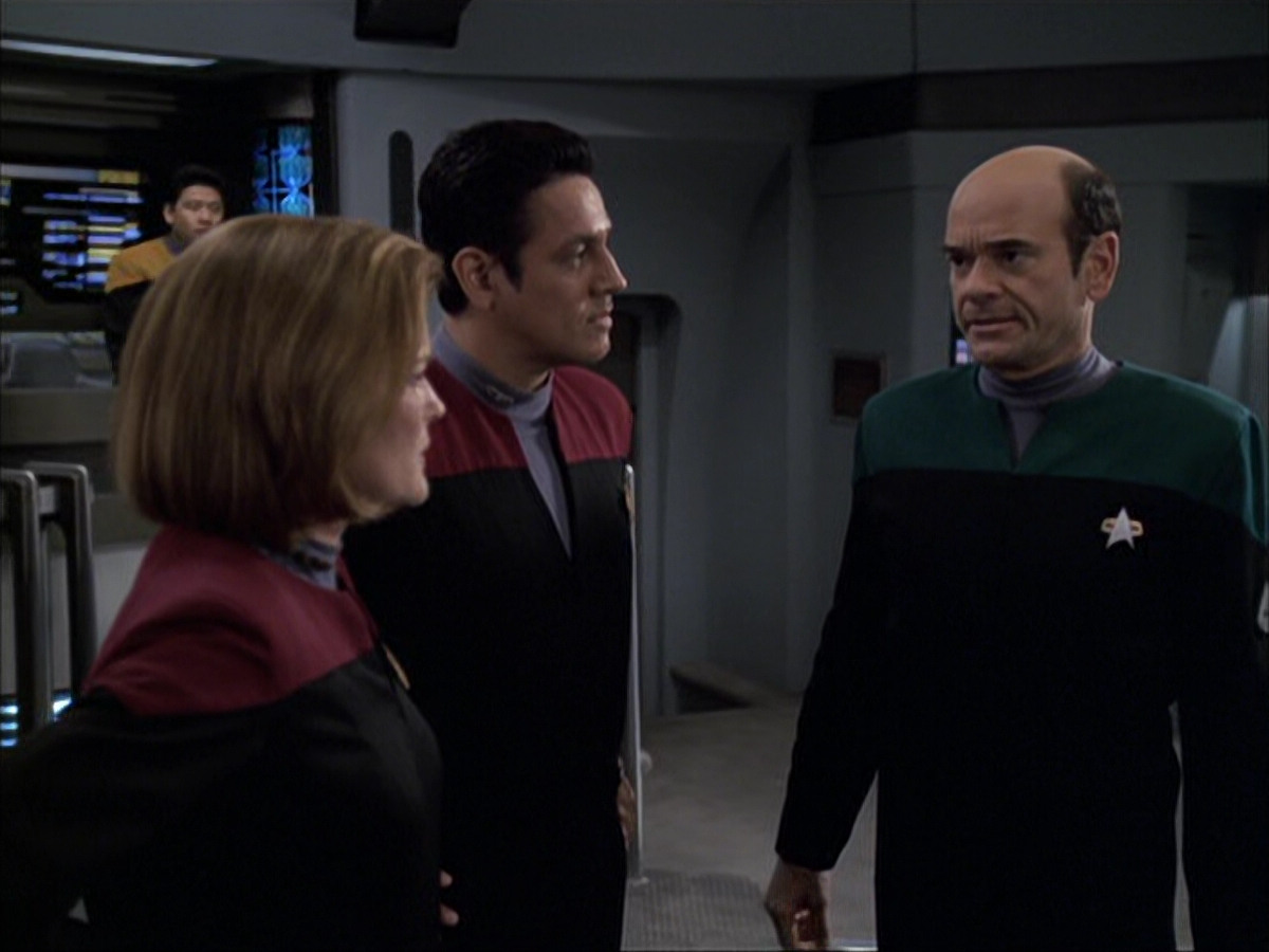 extant_StarTrek_VOY_6x04-TinkerTenorDoctorSpy_02887.jpg