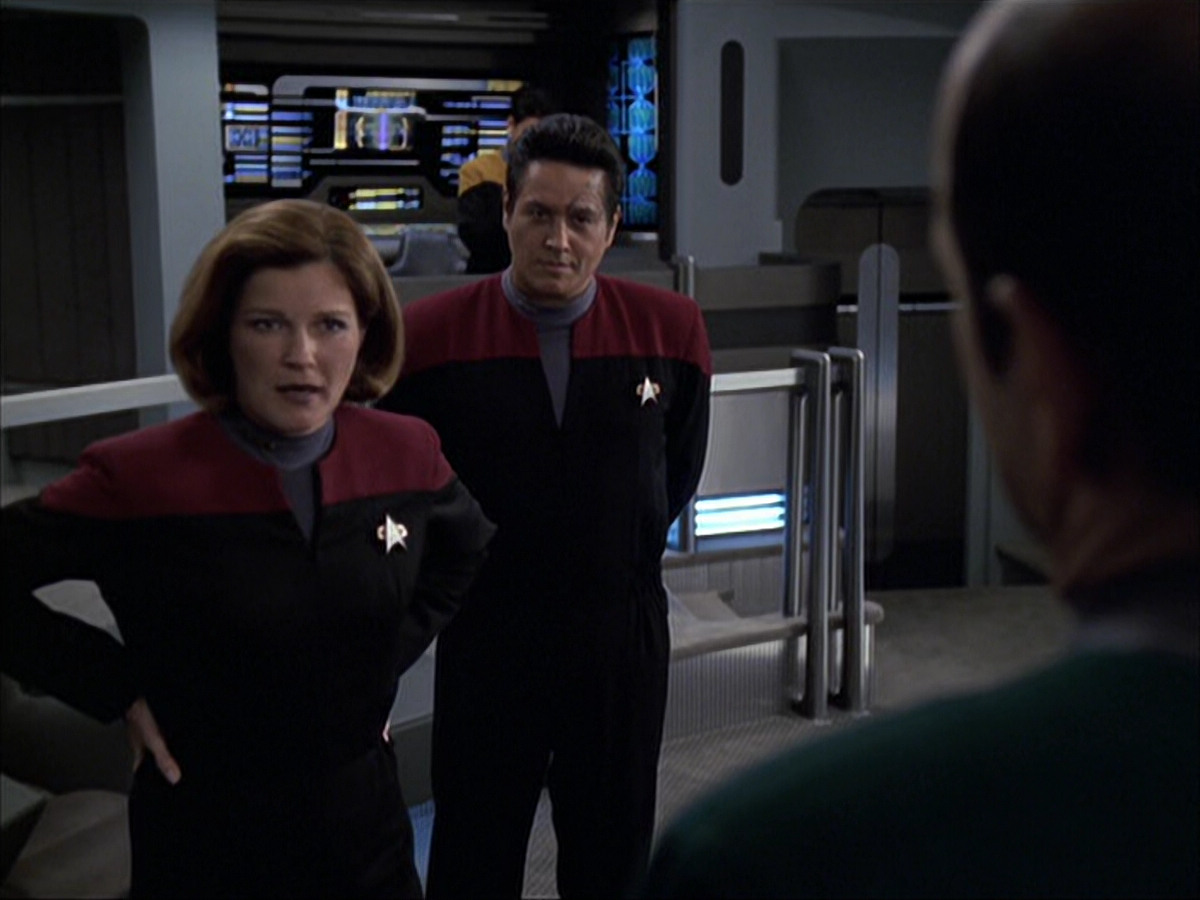 extant_StarTrek_VOY_6x04-TinkerTenorDoctorSpy_02949.jpg