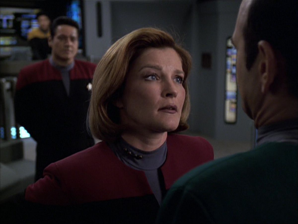extant_StarTrek_VOY_6x04-TinkerTenorDoctorSpy_02962.jpg