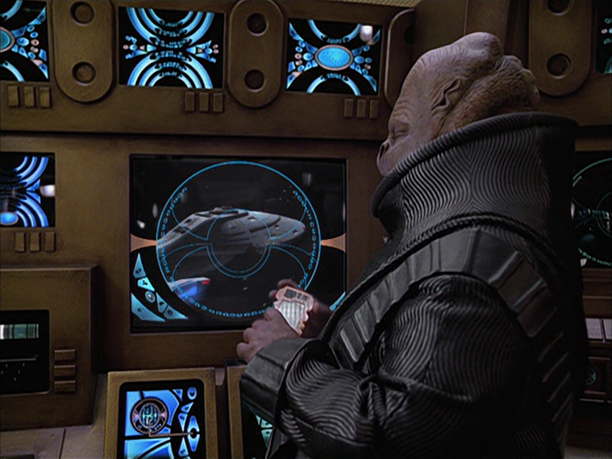 extant_StarTrek_VOY_6x04-TinkerTenorDoctorSpy_03010.jpg