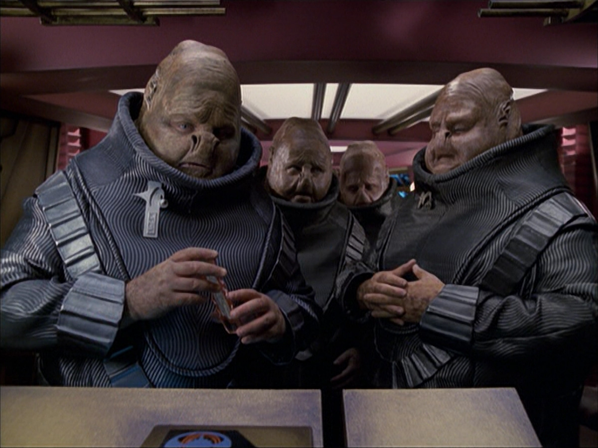 extant_StarTrek_VOY_6x04-TinkerTenorDoctorSpy_03013.jpg