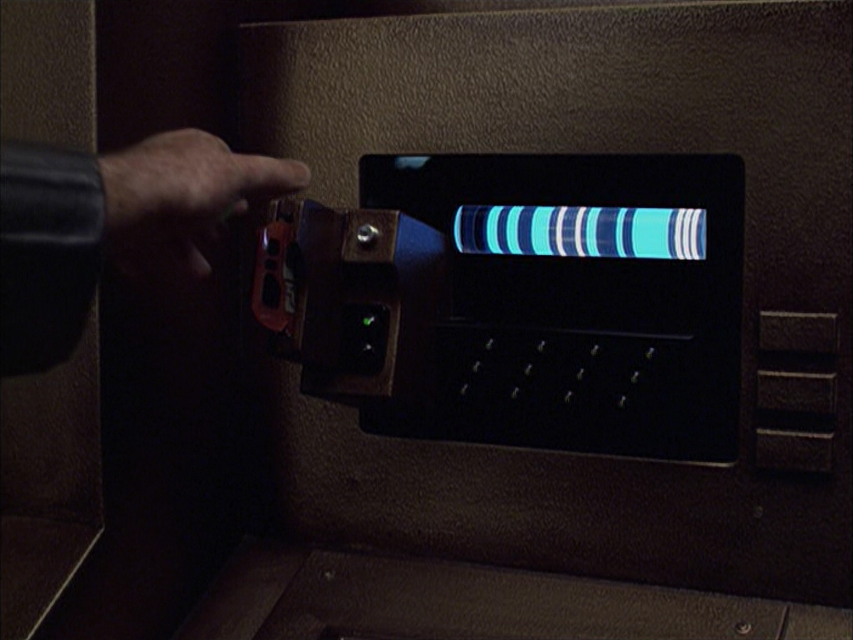 extant_StarTrek_VOY_6x04-TinkerTenorDoctorSpy_03062.jpg