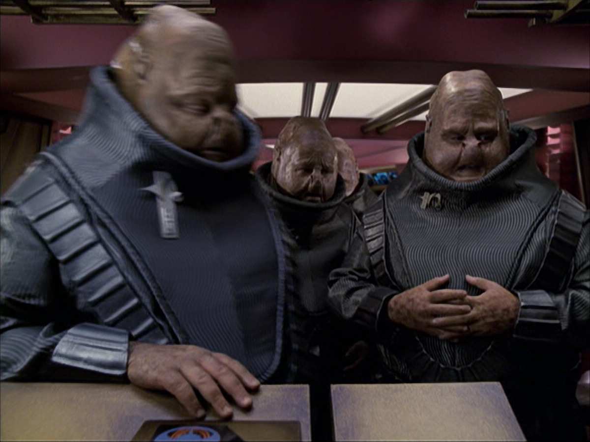 extant_StarTrek_VOY_6x04-TinkerTenorDoctorSpy_03064.jpg