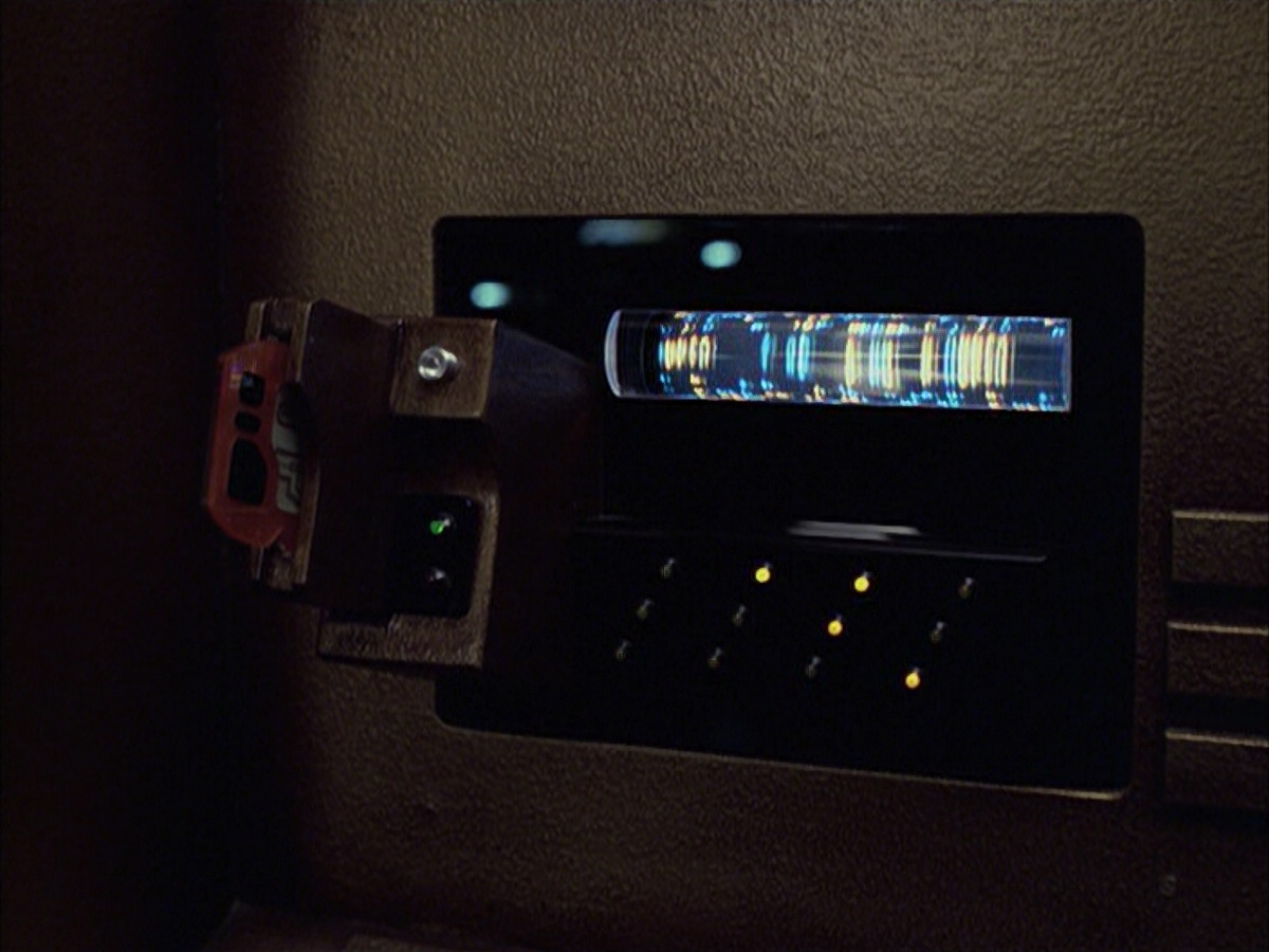 extant_StarTrek_VOY_6x04-TinkerTenorDoctorSpy_03068.jpg
