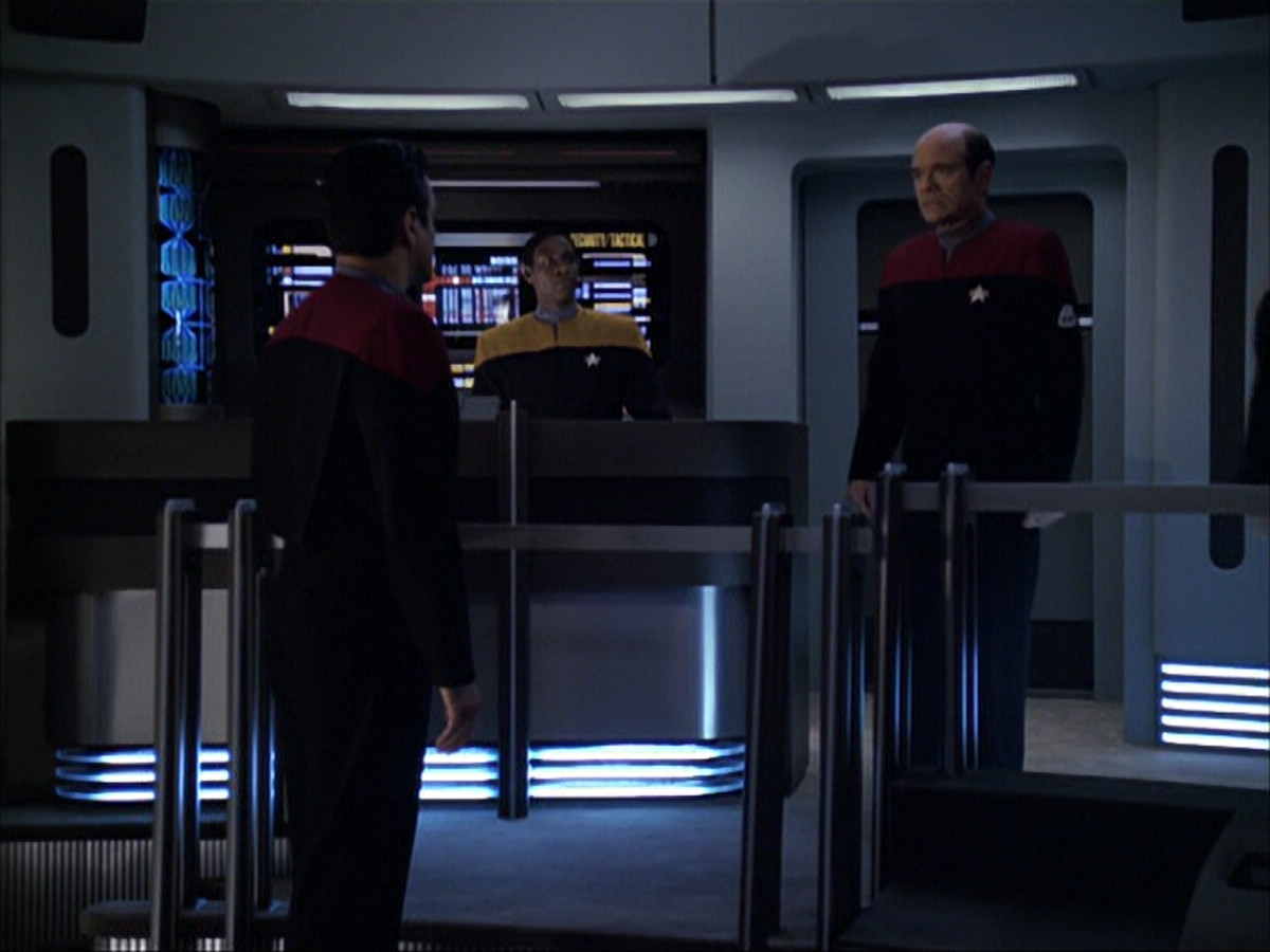 extant_StarTrek_VOY_6x04-TinkerTenorDoctorSpy_03103.jpg