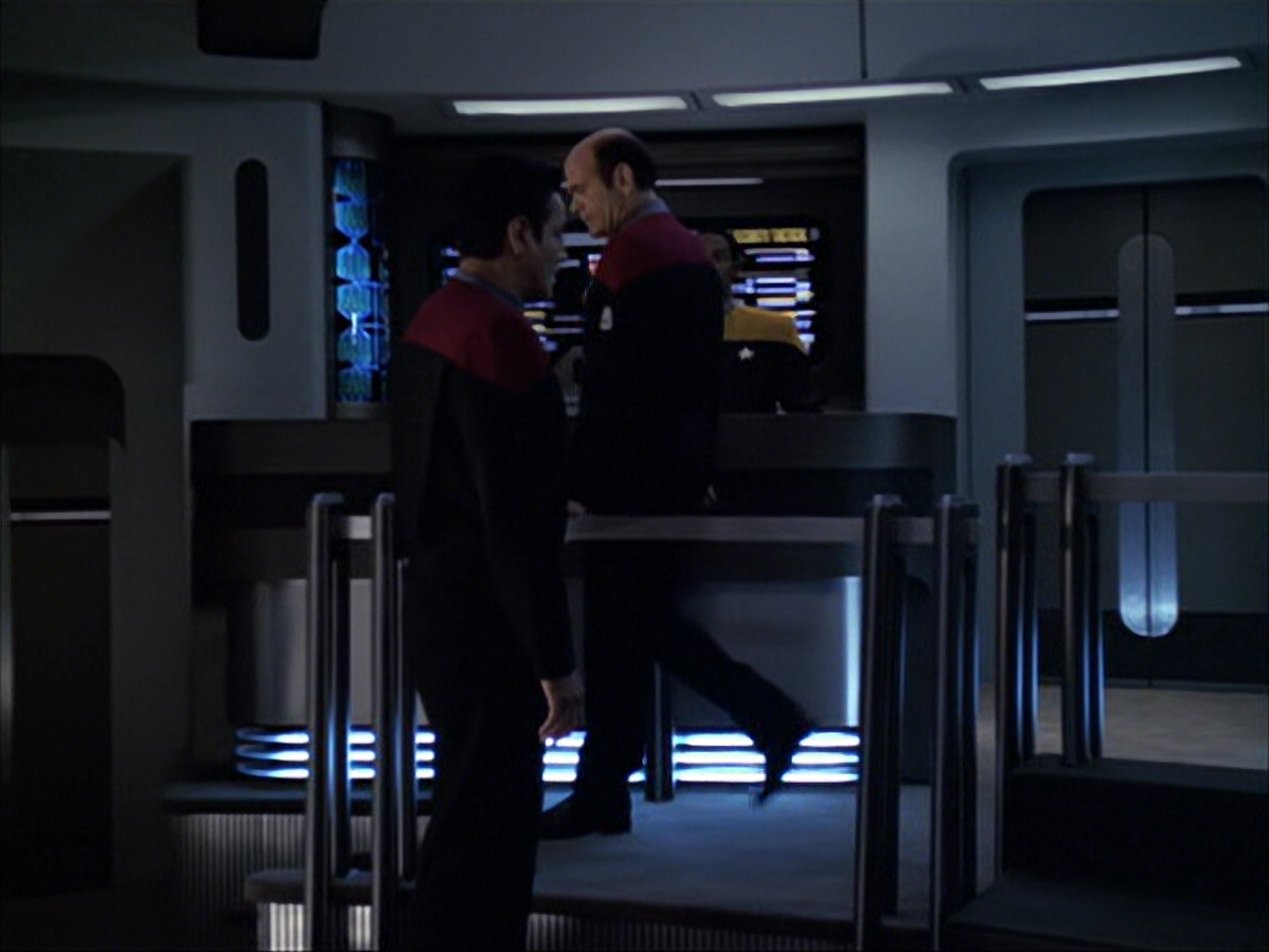 extant_StarTrek_VOY_6x04-TinkerTenorDoctorSpy_03106.jpg