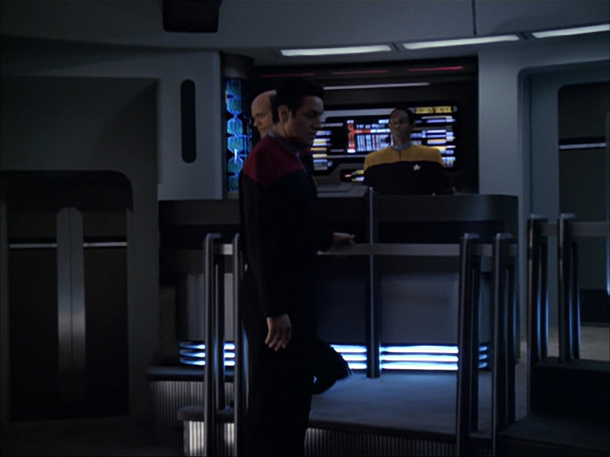 extant_StarTrek_VOY_6x04-TinkerTenorDoctorSpy_03107.jpg