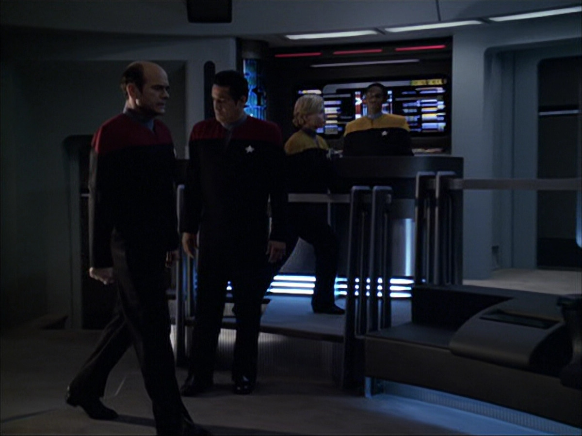 extant_StarTrek_VOY_6x04-TinkerTenorDoctorSpy_03113.jpg