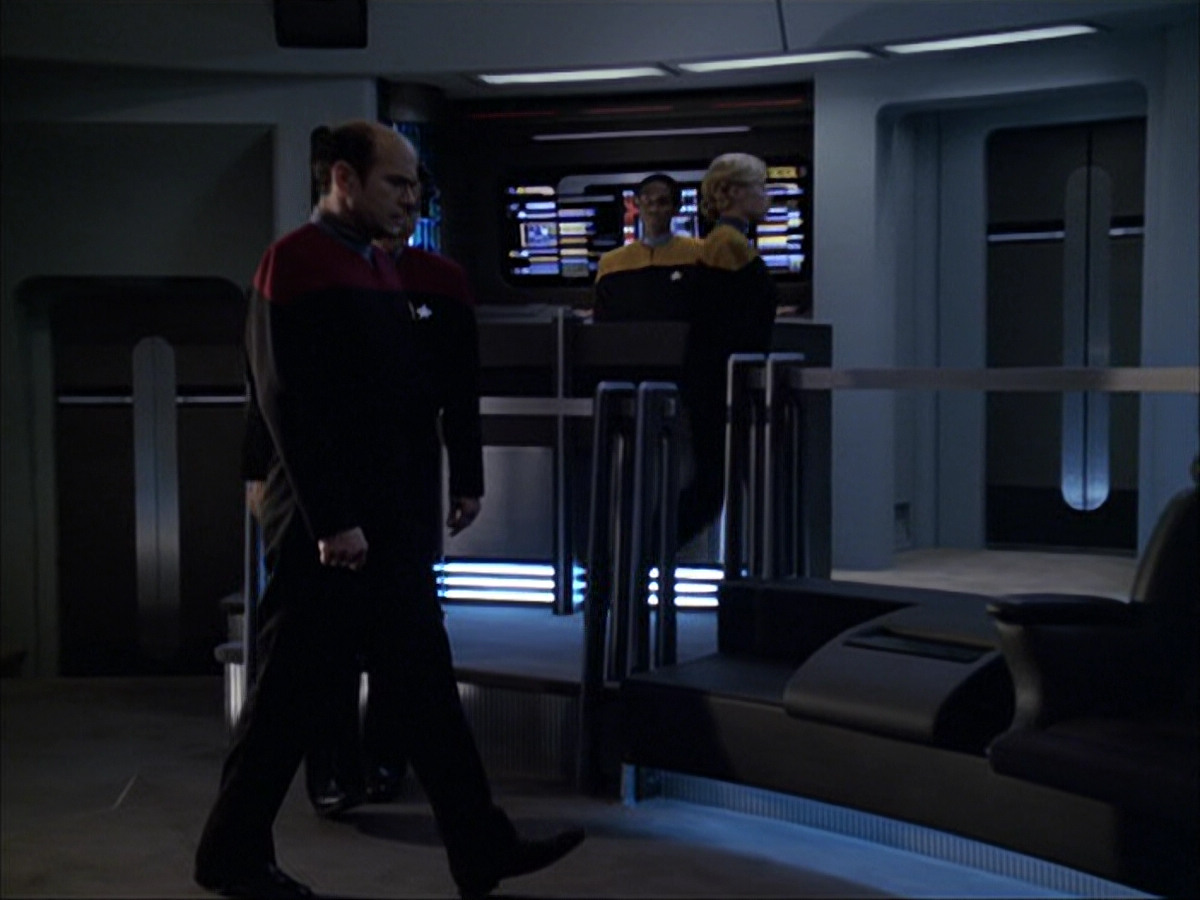 extant_StarTrek_VOY_6x04-TinkerTenorDoctorSpy_03114.jpg