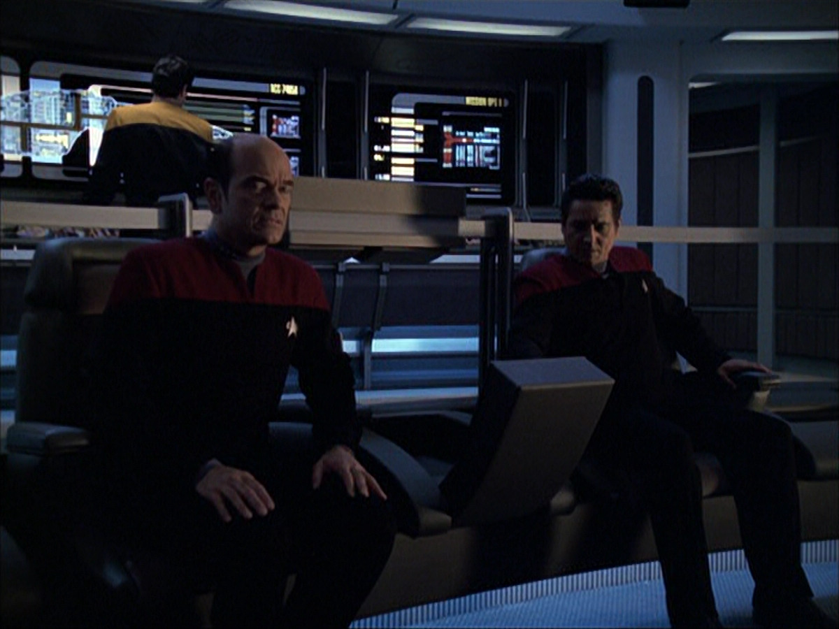 extant_StarTrek_VOY_6x04-TinkerTenorDoctorSpy_03183.jpg
