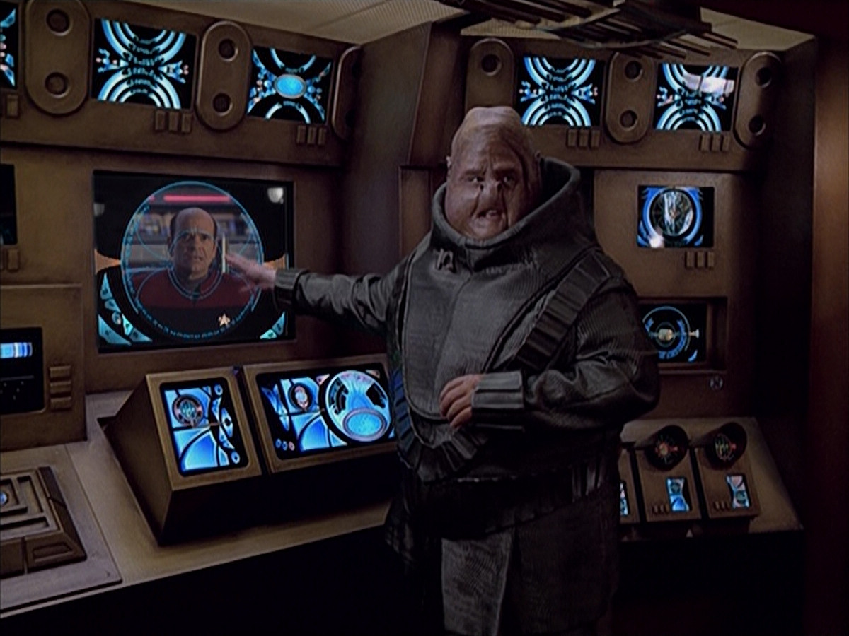extant_StarTrek_VOY_6x04-TinkerTenorDoctorSpy_03263.jpg