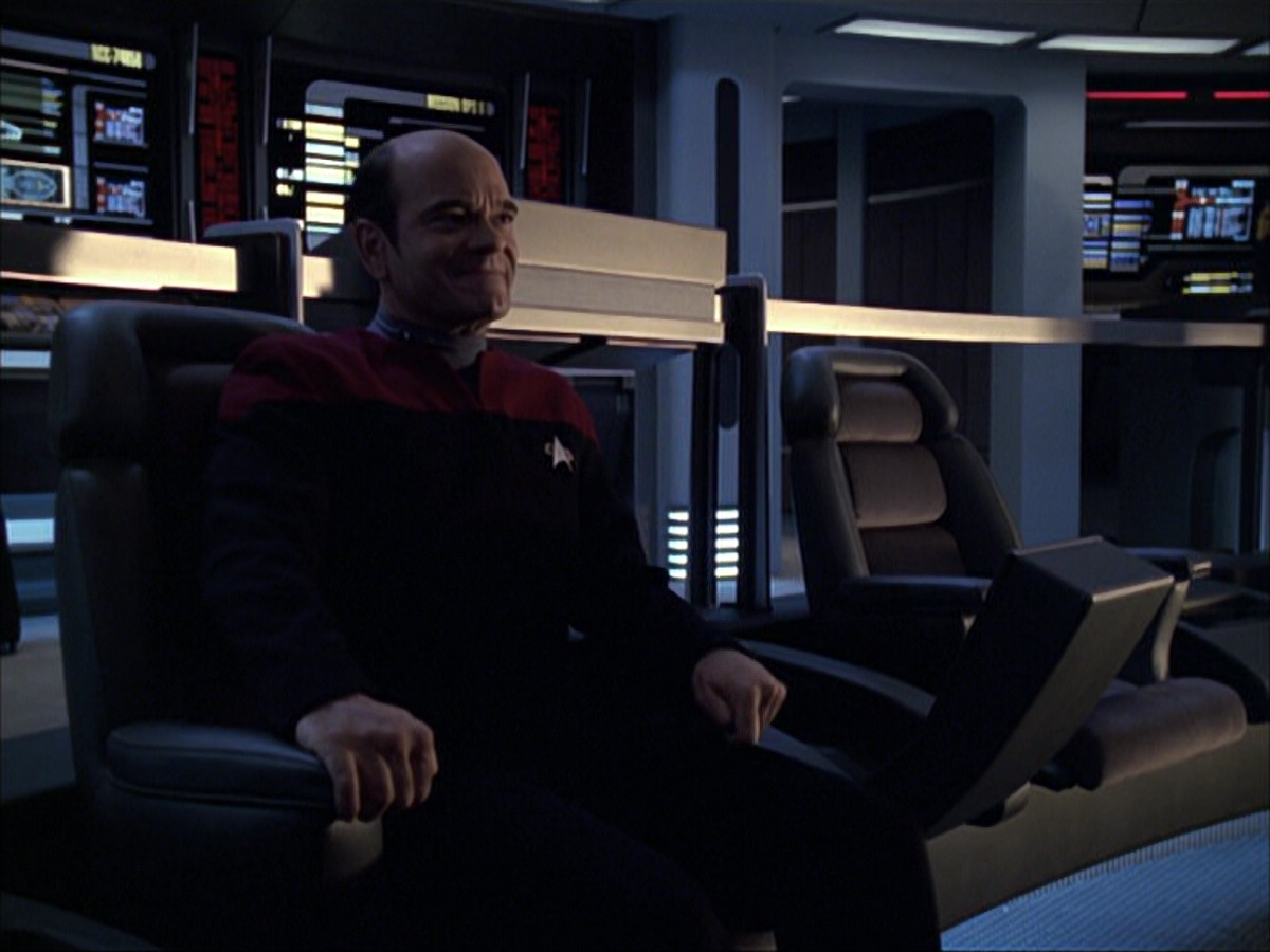 extant_StarTrek_VOY_6x04-TinkerTenorDoctorSpy_03385.jpg