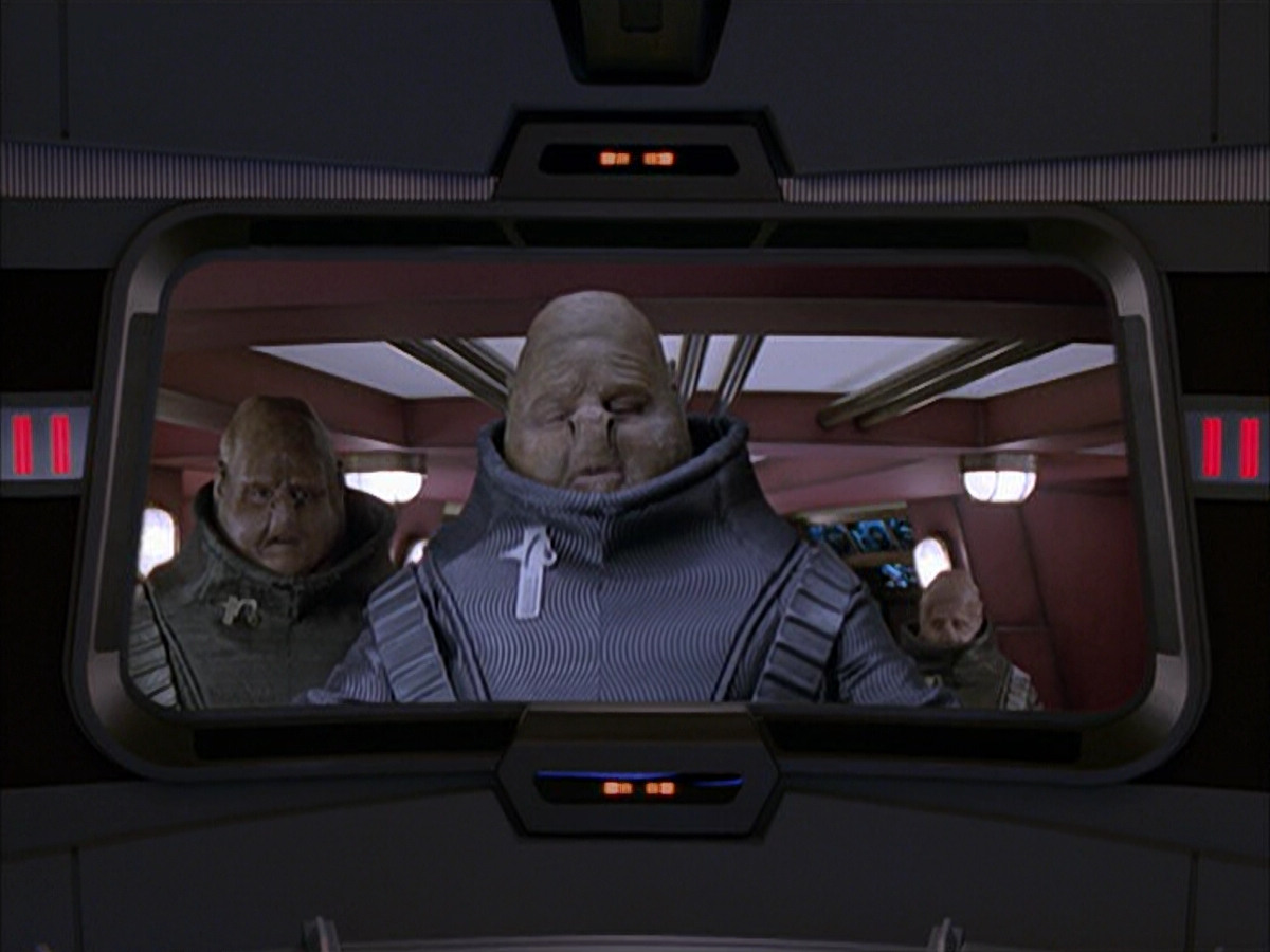 extant_StarTrek_VOY_6x04-TinkerTenorDoctorSpy_03401.jpg
