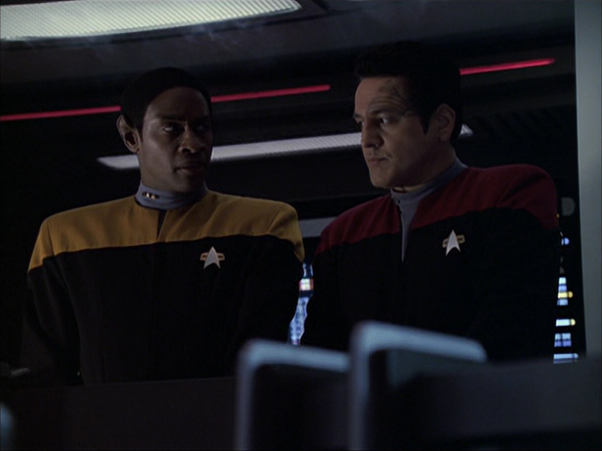 extant_StarTrek_VOY_6x04-TinkerTenorDoctorSpy_03432.jpg
