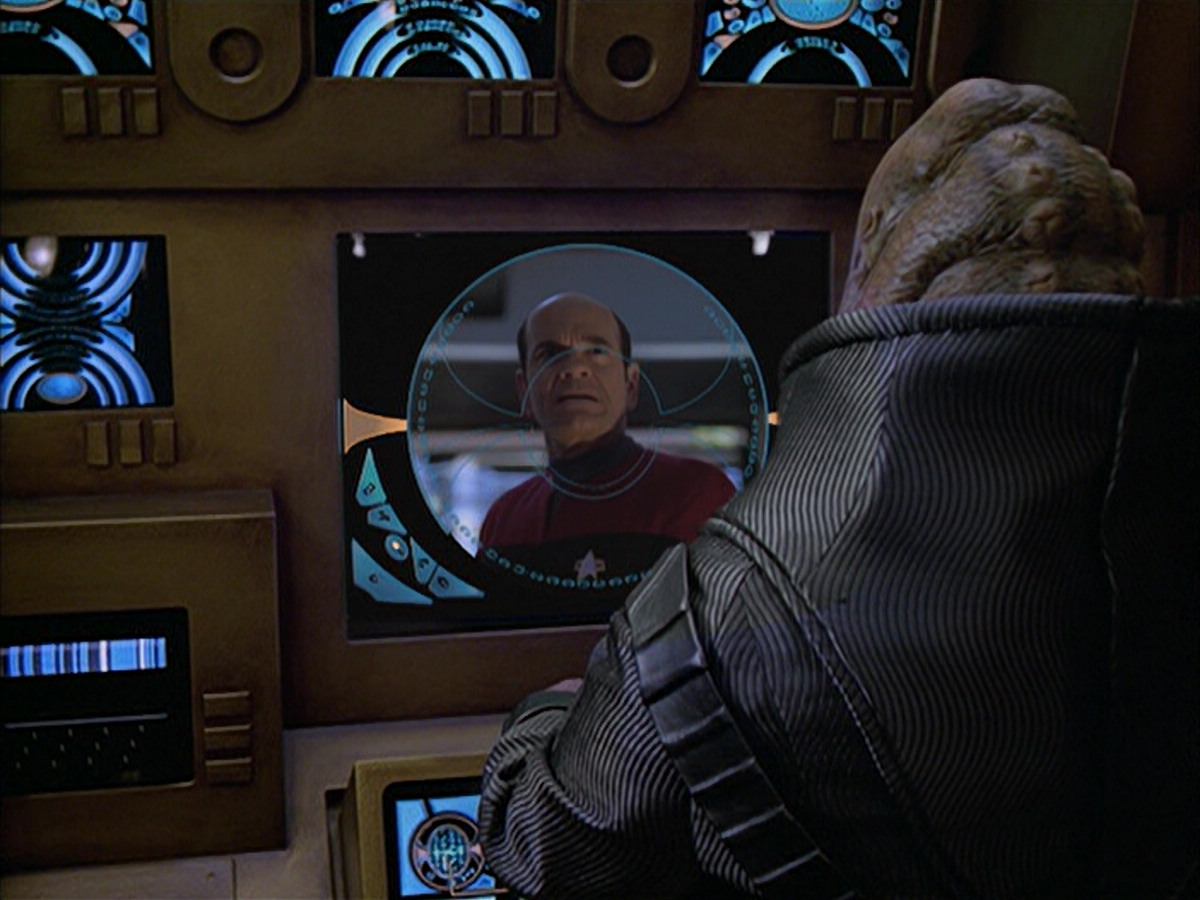 extant_StarTrek_VOY_6x04-TinkerTenorDoctorSpy_03442.jpg