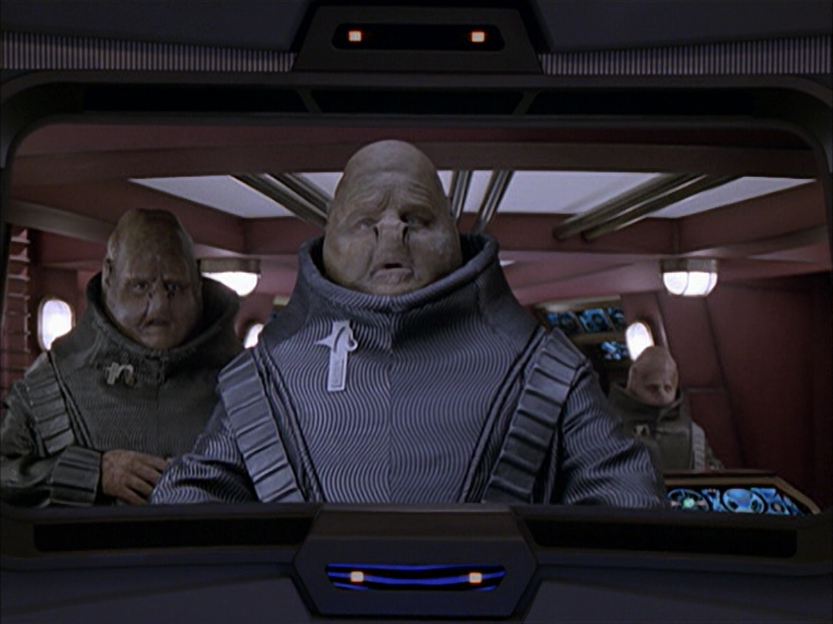 extant_StarTrek_VOY_6x04-TinkerTenorDoctorSpy_03447.jpg