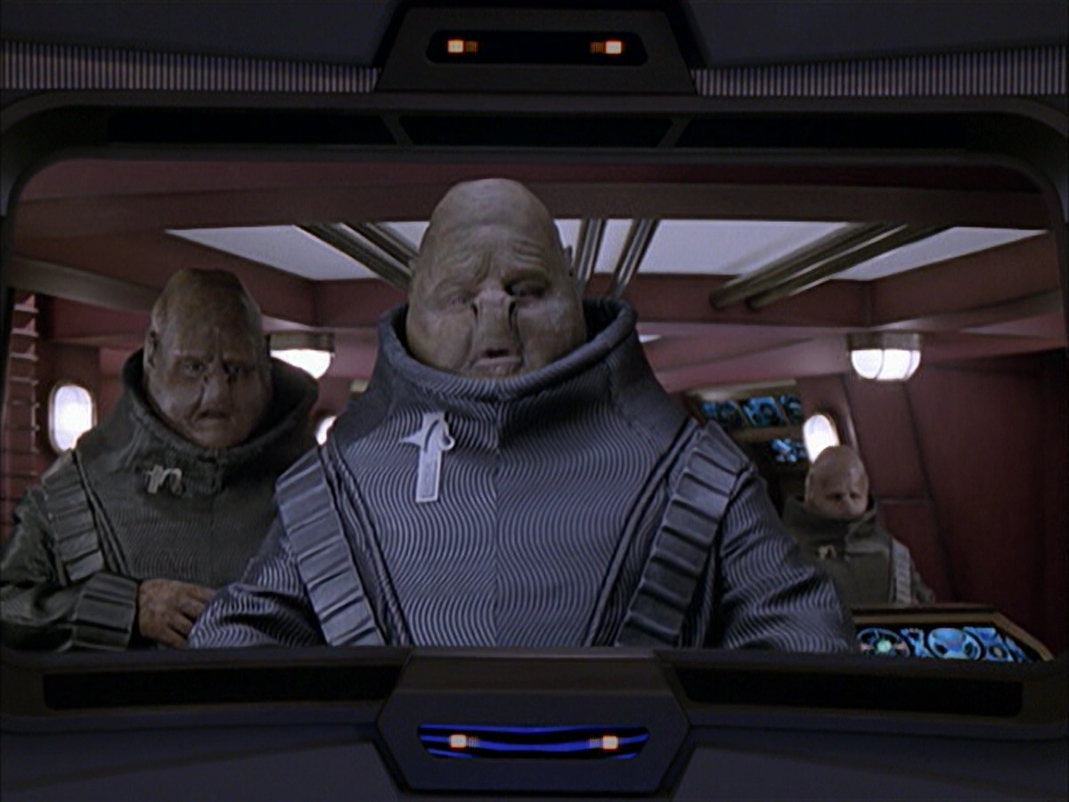 extant_StarTrek_VOY_6x04-TinkerTenorDoctorSpy_03449.jpg