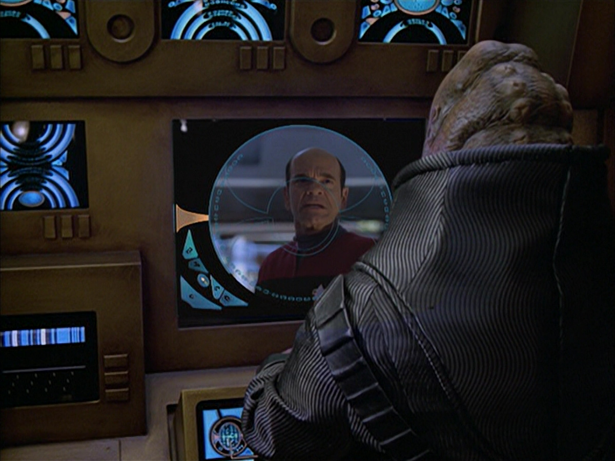 extant_StarTrek_VOY_6x04-TinkerTenorDoctorSpy_03452.jpg