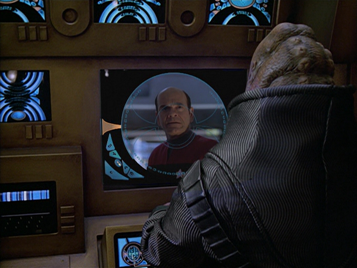 extant_StarTrek_VOY_6x04-TinkerTenorDoctorSpy_03453.jpg