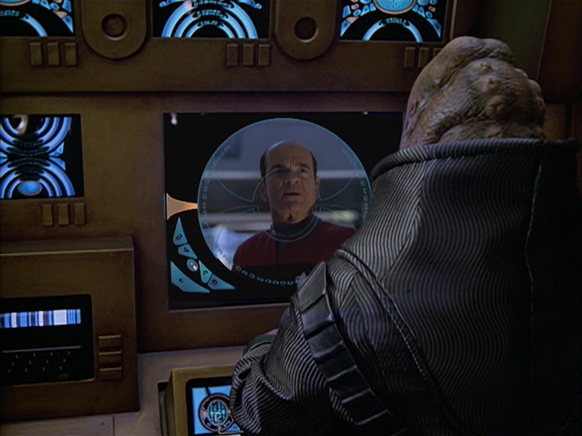 extant_StarTrek_VOY_6x04-TinkerTenorDoctorSpy_03455.jpg