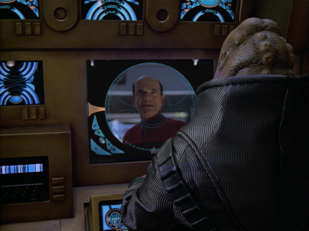 extant_StarTrek_VOY_6x04-TinkerTenorDoctorSpy_03467.jpg