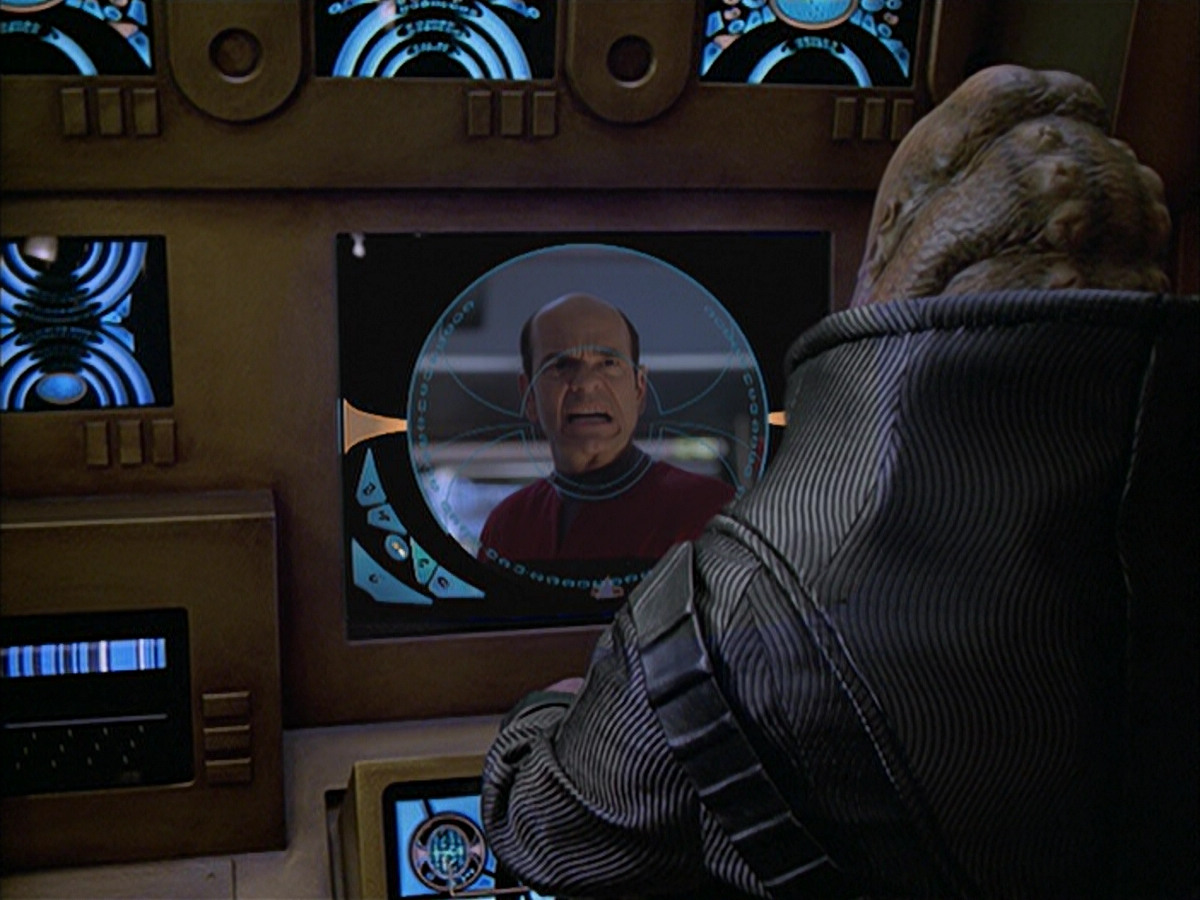 extant_StarTrek_VOY_6x04-TinkerTenorDoctorSpy_03472.jpg