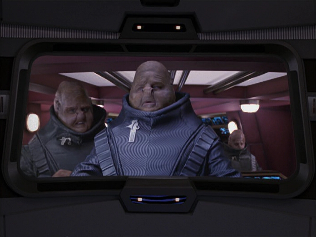 extant_StarTrek_VOY_6x04-TinkerTenorDoctorSpy_03477.jpg