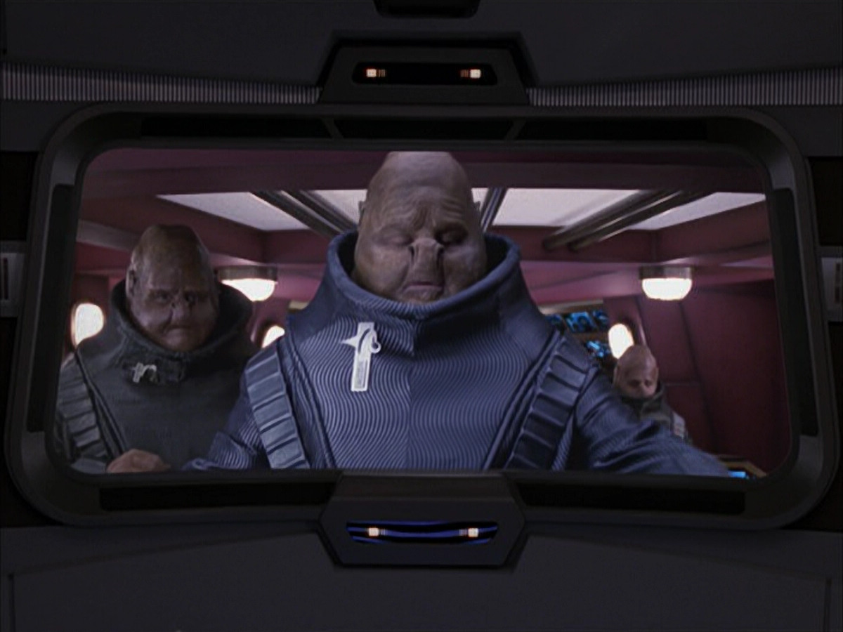 extant_StarTrek_VOY_6x04-TinkerTenorDoctorSpy_03479.jpg