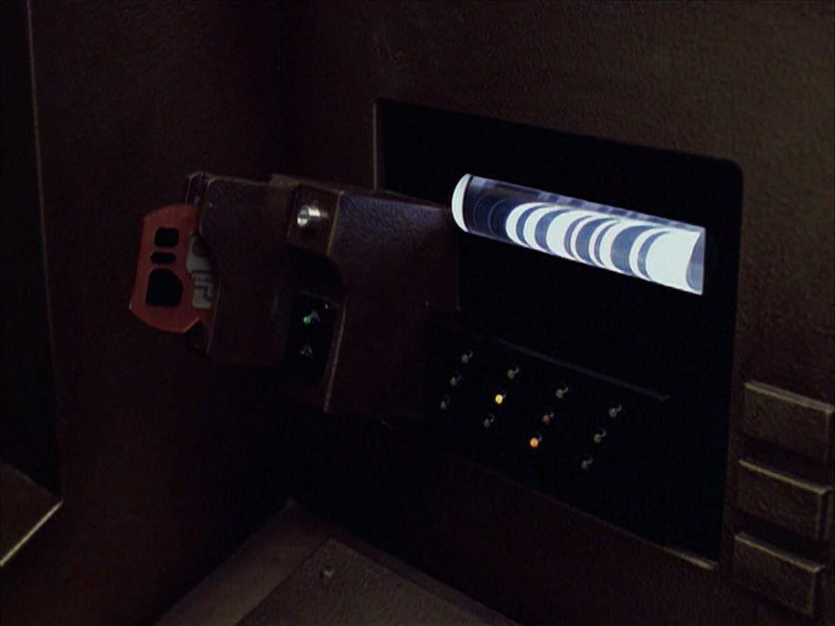 extant_StarTrek_VOY_6x04-TinkerTenorDoctorSpy_03489.jpg