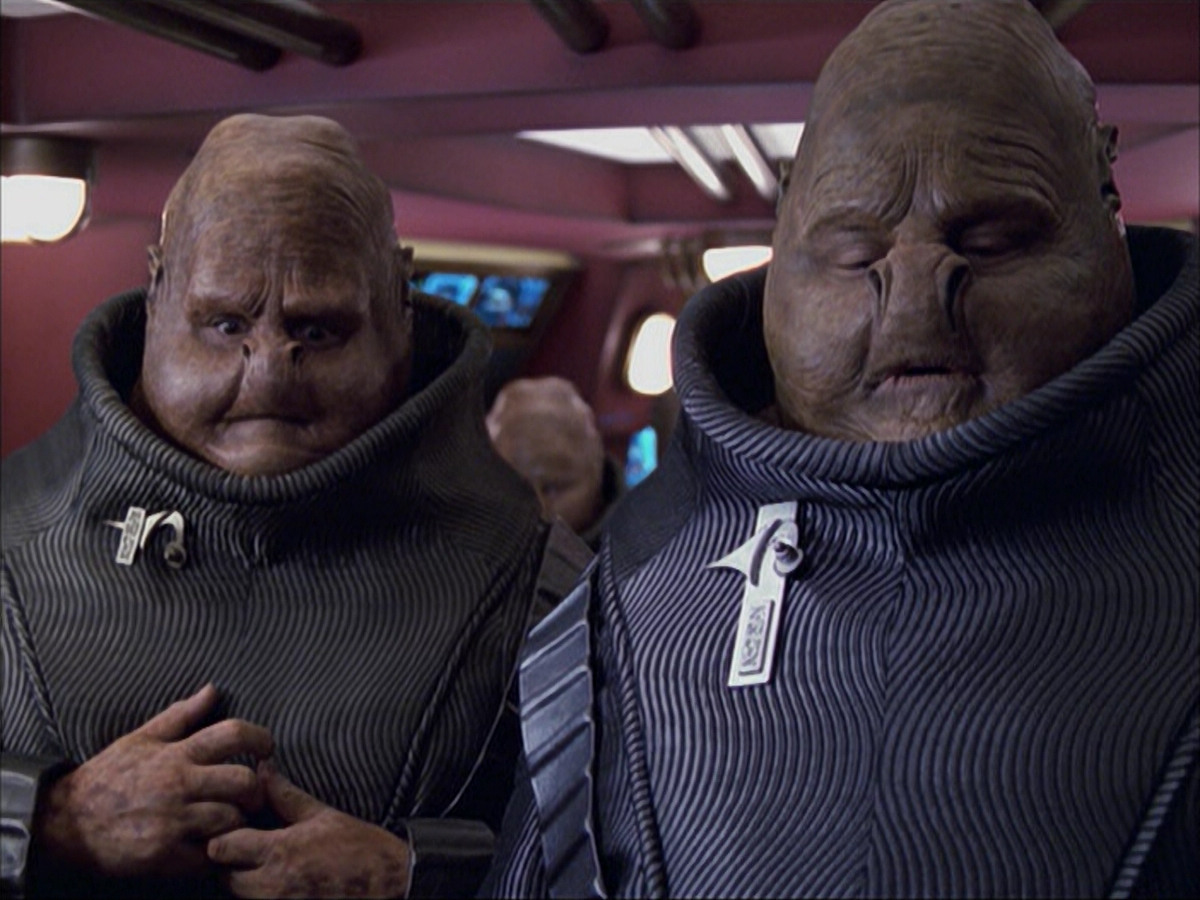 extant_StarTrek_VOY_6x04-TinkerTenorDoctorSpy_03492.jpg