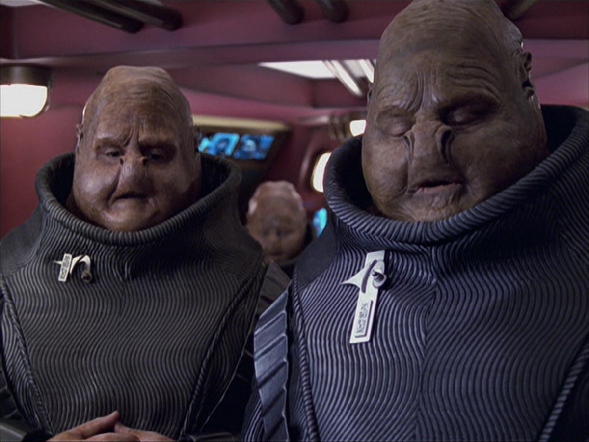 extant_StarTrek_VOY_6x04-TinkerTenorDoctorSpy_03501.jpg