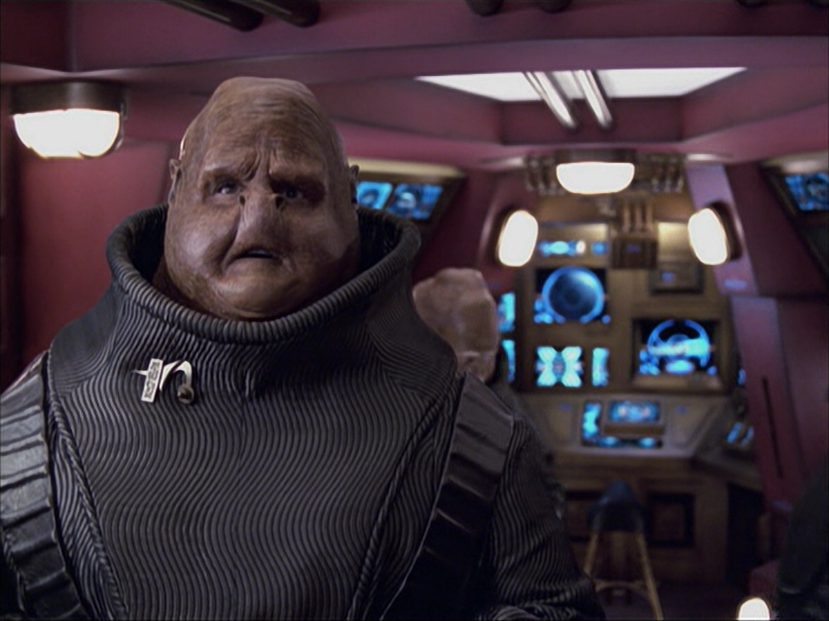 extant_StarTrek_VOY_6x04-TinkerTenorDoctorSpy_03505.jpg