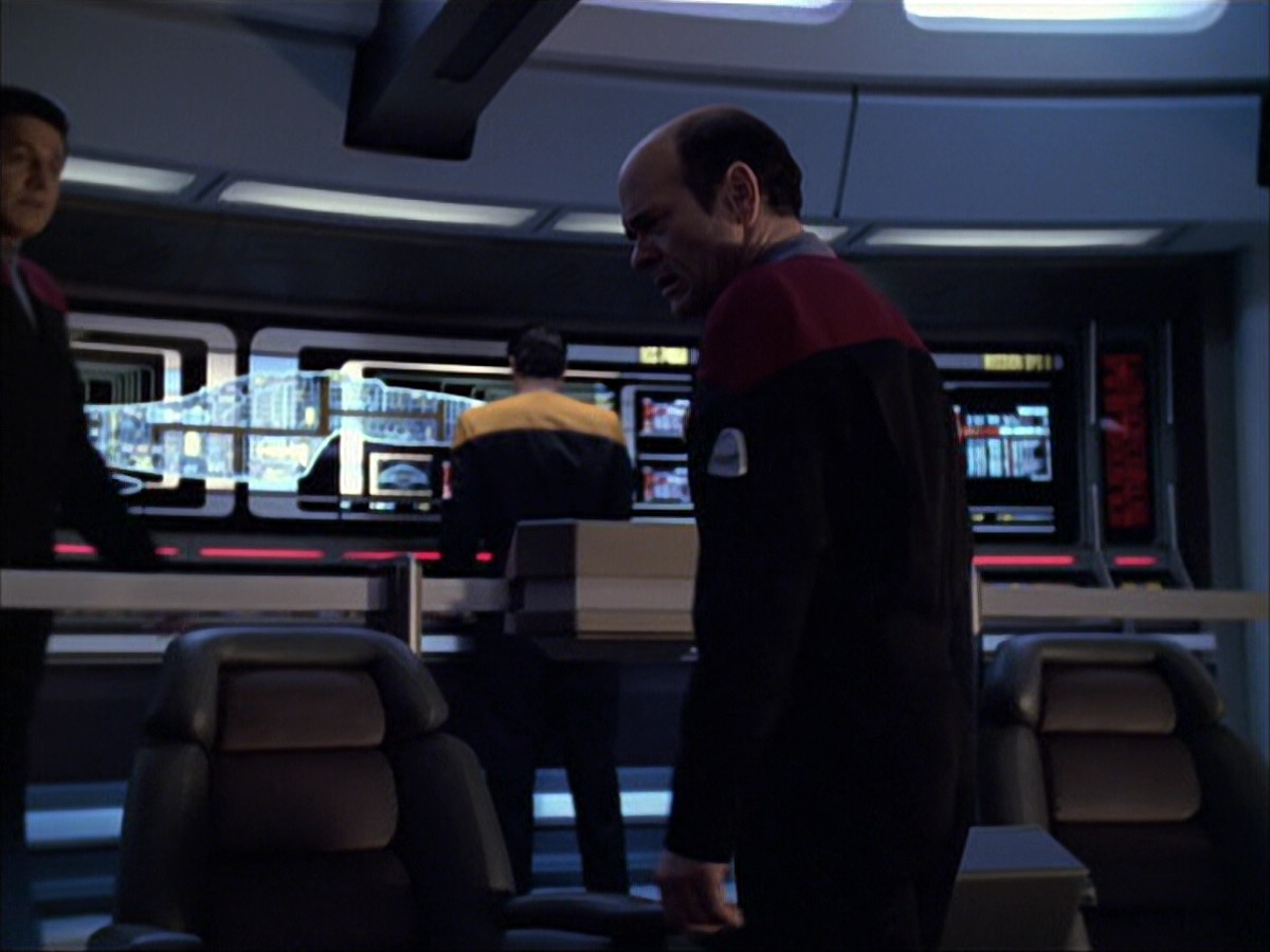 extant_StarTrek_VOY_6x04-TinkerTenorDoctorSpy_03525.jpg