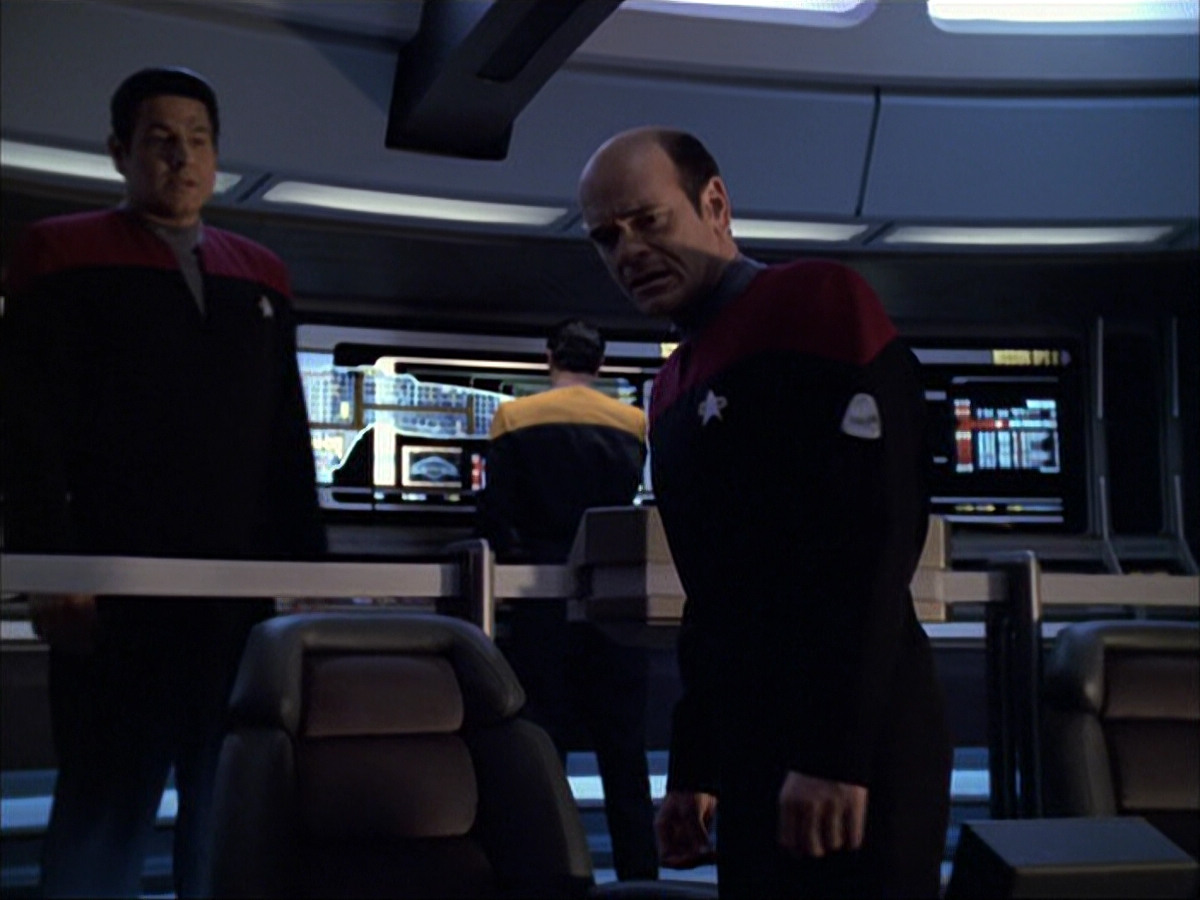 extant_StarTrek_VOY_6x04-TinkerTenorDoctorSpy_03526.jpg