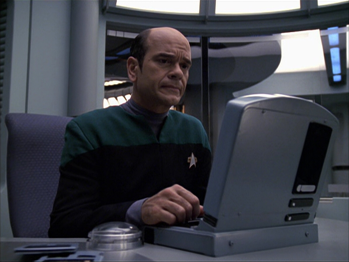 extant_StarTrek_VOY_6x04-TinkerTenorDoctorSpy_03556.jpg