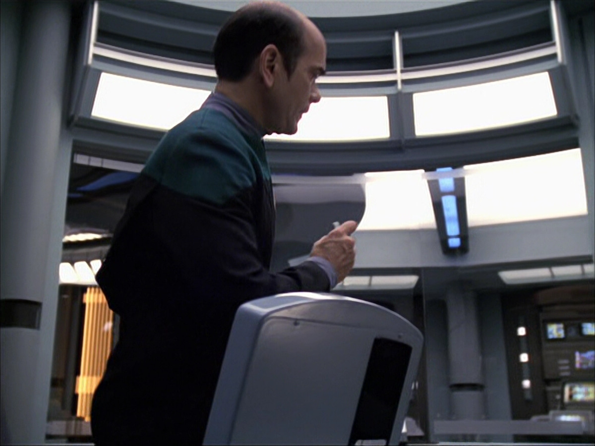 extant_StarTrek_VOY_6x04-TinkerTenorDoctorSpy_03564.jpg