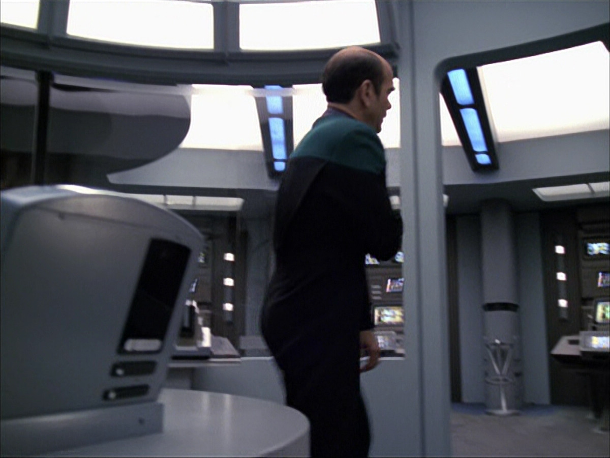 extant_StarTrek_VOY_6x04-TinkerTenorDoctorSpy_03566.jpg