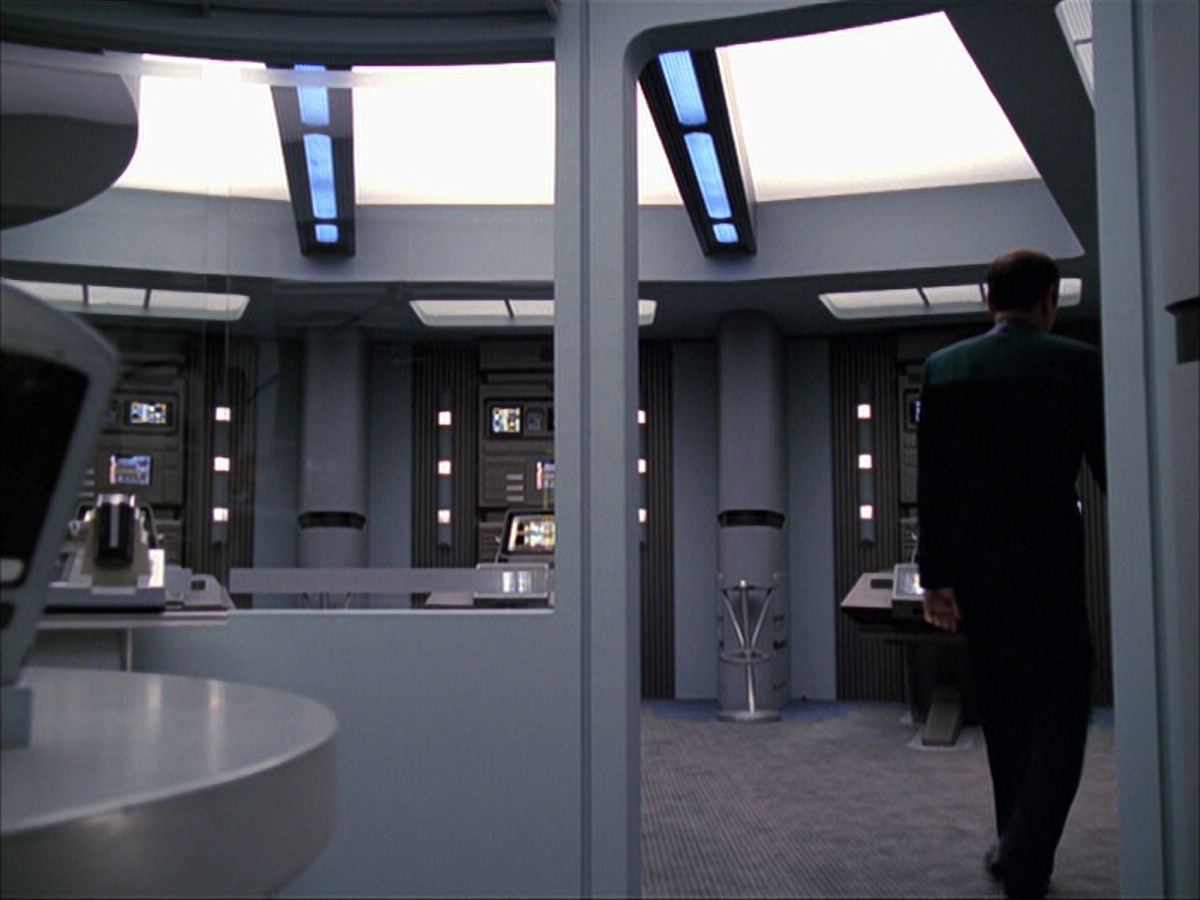 extant_StarTrek_VOY_6x04-TinkerTenorDoctorSpy_03568.jpg