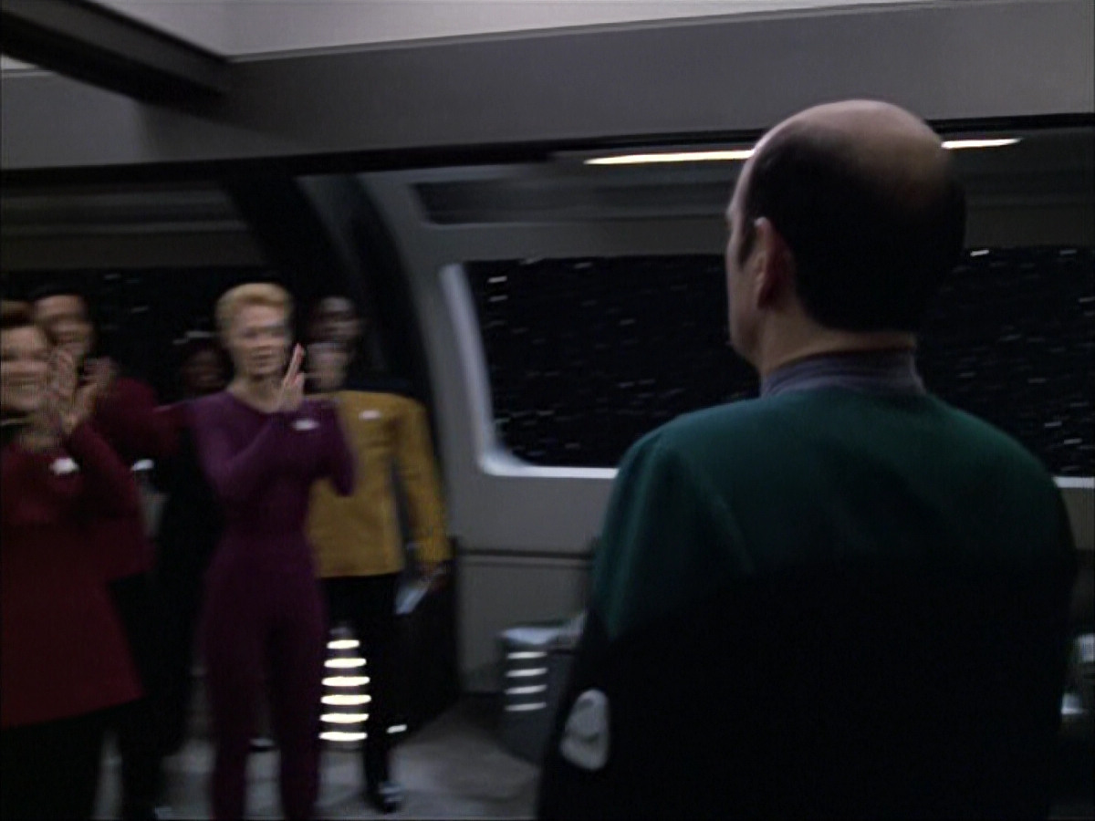 extant_StarTrek_VOY_6x04-TinkerTenorDoctorSpy_03574.jpg