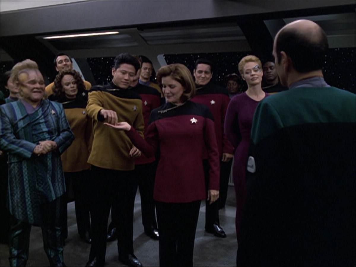 extant_StarTrek_VOY_6x04-TinkerTenorDoctorSpy_03582.jpg