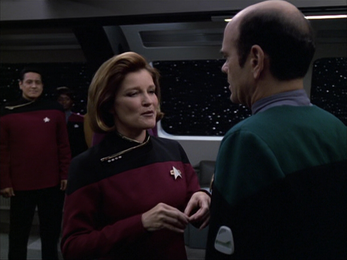 extant_StarTrek_VOY_6x04-TinkerTenorDoctorSpy_03591.jpg