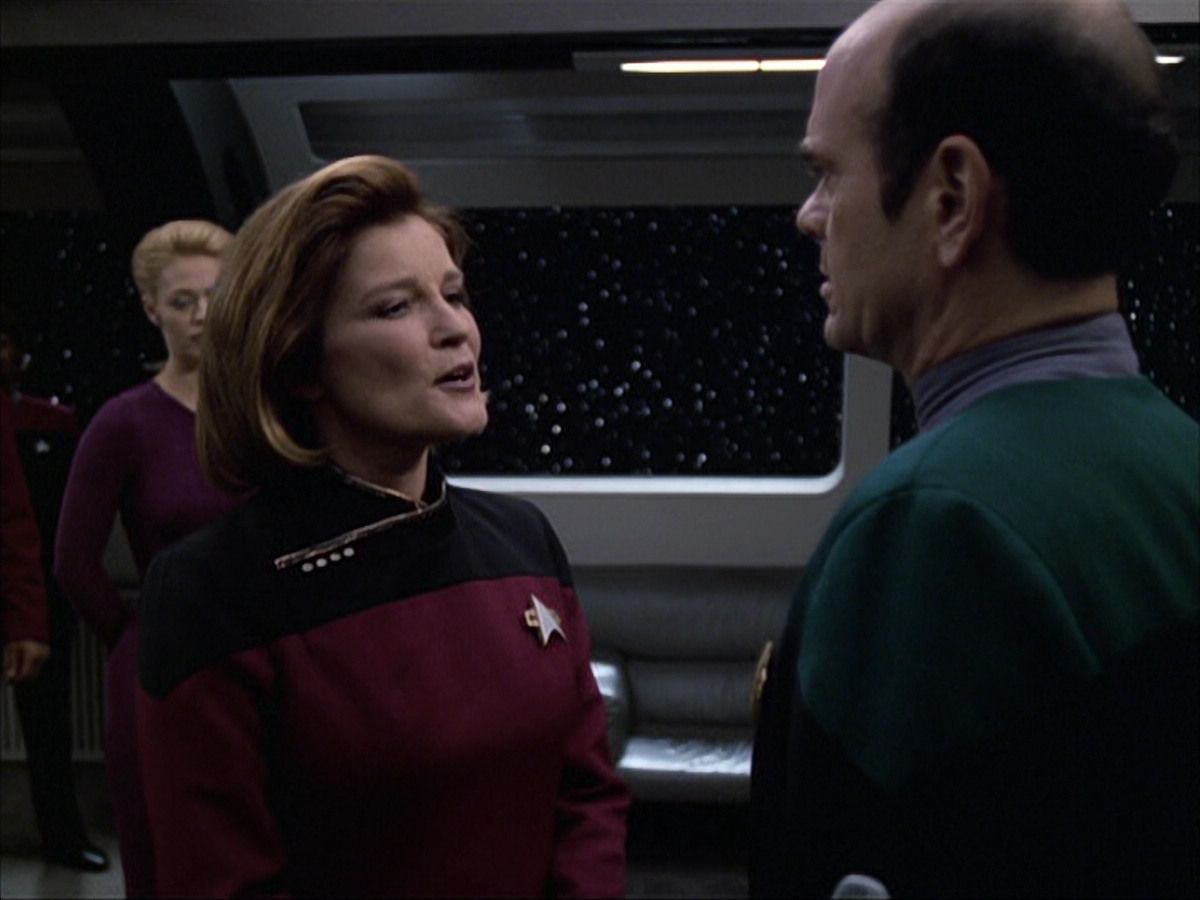 extant_StarTrek_VOY_6x04-TinkerTenorDoctorSpy_03603.jpg
