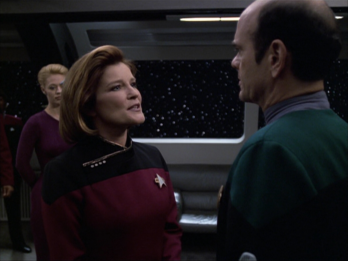 extant_StarTrek_VOY_6x04-TinkerTenorDoctorSpy_03604.jpg